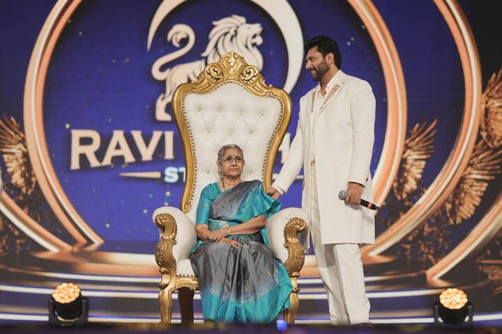 రవి మోహన్ తల్లి వరలక్ష్మి 'రవి మోహన్ స్టూడియోస్' లాంచ్‌కు వచ్చారు. ఆ వేడుకలో సందడి చేసిన సెలబ్రిటీలు అందరిలో ఆవిడ ప్రత్యేక ఆకర్షణగా నిలిచారు. 