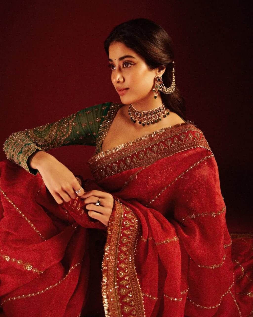 Jahnavi Kapoor played bells in everyone's heart with this look. Everyone has become crazy about his look. Everything from saree to makeup and jewelery to hairstyle is the top notch of the actress. If you consider on their neckpiece, then the actress has carried a braw of contrasting color. The fine workmanship of this bran adds to its beauty. You can also enhance your look by carrying this type of bran like an actress.