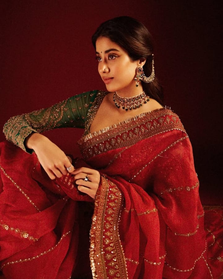 Jahnavi Kapoor played bells in everyone's heart with this look. Everyone has become crazy about his look. Everything from saree to makeup and jewelery to hairstyle is the top notch of the actress. If you consider on their neckpiece, then the actress has carried a braw of contrasting color. The fine workmanship of this bran adds to its beauty. You can also enhance your look by carrying this type of bran like an actress.