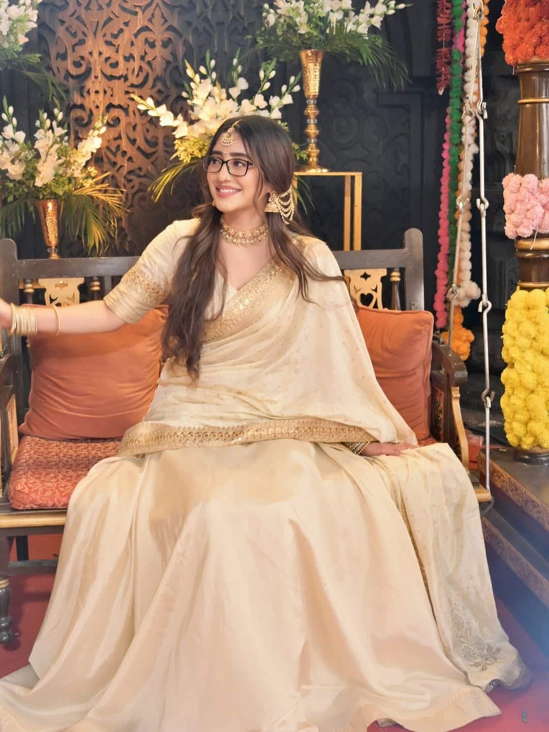 Shivangi's look in this look is very traditional. He is wearing an off-white colored lehenga-choli and scarf, which has a golden border and light embroidery detailing. Long open hair and demand on the forehead, heavy jewelery in the ears and the necklace around the neck are completing their traditional look. He has completed his Indian look wearing bangles. Wearing light makeup and glasses on the face, Shivangi has also added a cute modern touch to this traditional avatar.