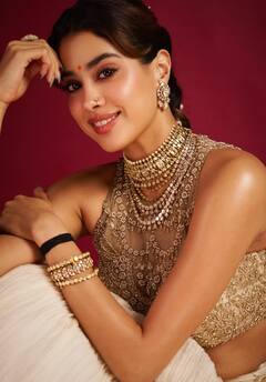 बिंदी लगाना सीखना है तो जाह्नवी कपूर से सीखें, निगाहों से करती हैं कत्ल, देखें 10 हसीन तस्वीरें