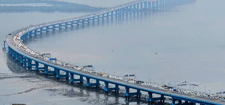 मनोज जरांगेंसह मराठा आंदोलकांच्या हजारो गाड्यांचा ताफा मुंबई पोहोचला.