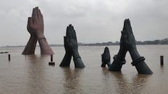 वाराणसी के नमो घाट से मायूस लौट रहे पर्यटक, 50 दिन से नौका संचालन पर भी है रोक