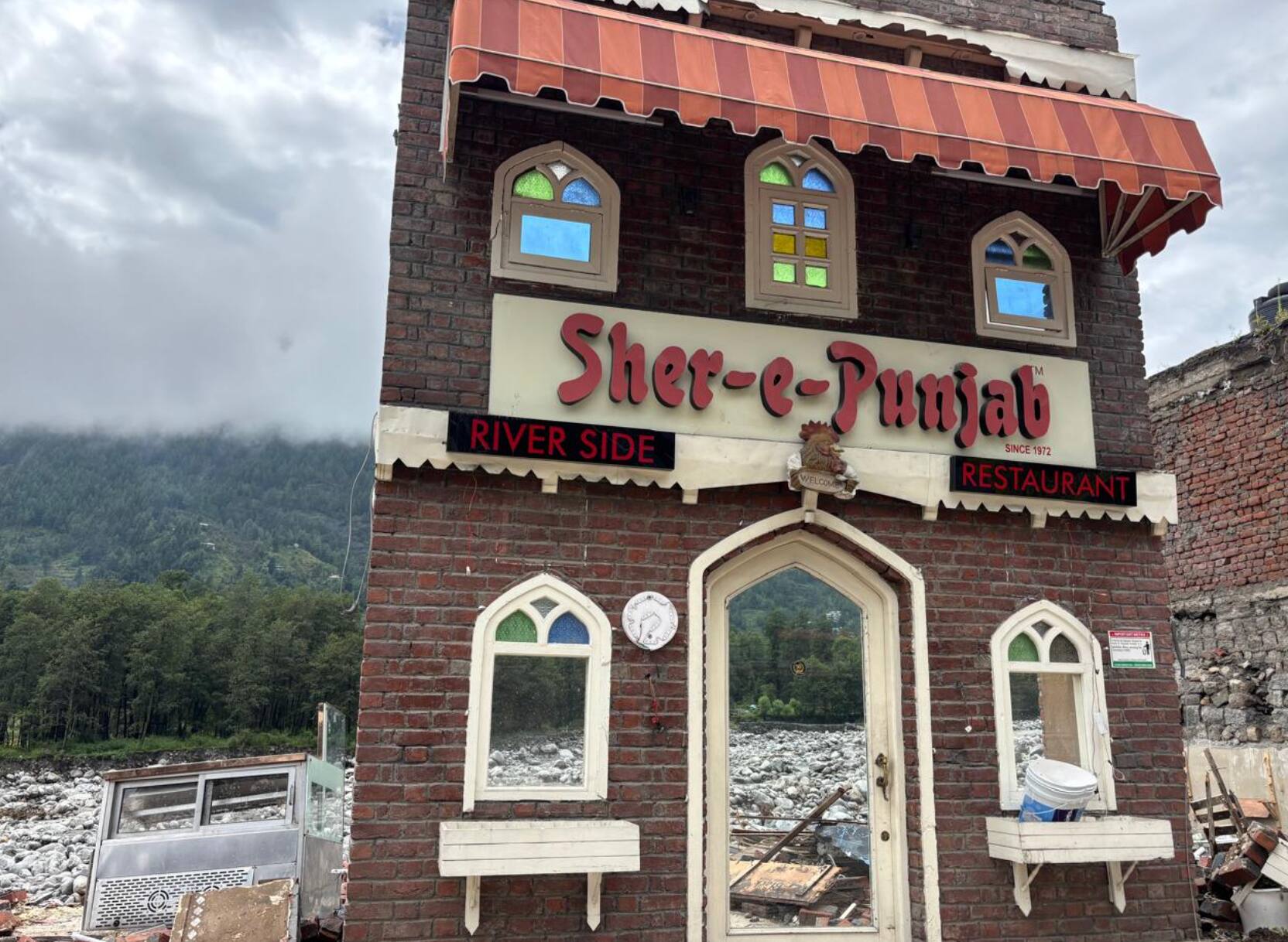 ਮਸ਼ਹੂਰ ਹੋਟਲ ਸ਼ੇਰ-ਏ-ਪੰਜਾਬ 'ਤੇ ਕਹਿਰ ਬਣਕੇ ਵਰ੍ਹੀ ਕੁਦਰਤ, ਮਿੰਟਾਂ ‘ਚ ਢਹਿ ਗਿਆ ਸ਼ਾਨਦਾਰ ਹੋਟਲ, ਸਿਰਫ਼ ਗੇਟ ਹੀ ਬਚਿਆ, ਹਲਾਤ ਦੇਖਕੇ ਕੰਬ ਜਾਵੇਗੀ ਰੂਹ