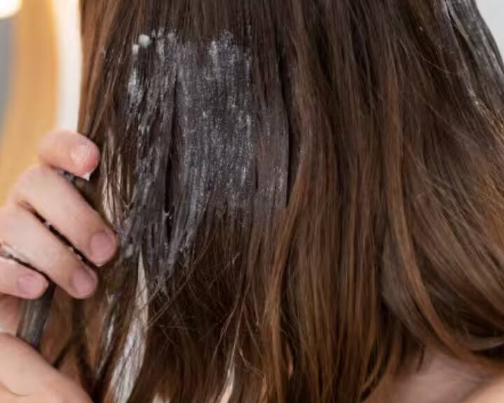 ਵਾਲਾਂ ਨੂੰ ਬਣਾਏ ਡੀਪ ਮਾਸ਼ਚਰਾਈਜ਼: ਗਲਿਸਰੀਨ ਵਾਲਾਂ ਦੇ ਸਟ੍ਰੈਂਡ੍ਰਸ ਵਿੱਚ ਨਮੀਂ ਨੂੰ ਲੌਕ ਕਰ ਦਿੰਦੀ ਹੈ। ਇਸ ਨਾਲ ਡ੍ਰਾਈ ਅਤੇ ਫਰਿੱਜੀ ਹੇਅਰ ਸਾਫਟ ਅਤੇ ਸ਼ਾਈਨੀ ਹੋ ਜਾਂਦੇ ਹਨ।