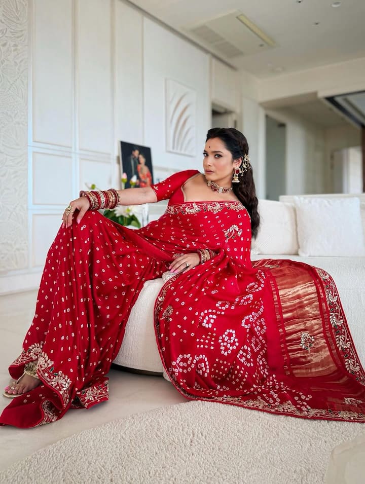 Hasina has carried a red tie and dye saree in which she looks no less than a nymph. With his charming acts, he has made users his home in his heart. Now on these pictures of the actress, users are doing fierce likes and comments.