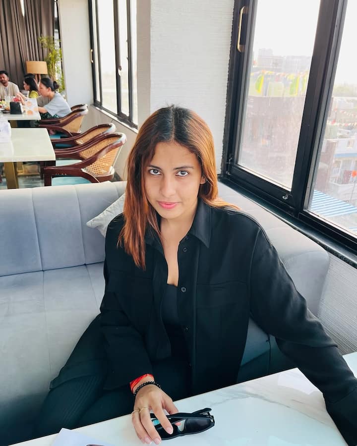 रीति कोई भी आउटफिट क्यों ना पहनें वो बेहद ही खूबसूरत लगती हैं. उनकी हर अदा पर फैंस दिल हार बैठते हैं.