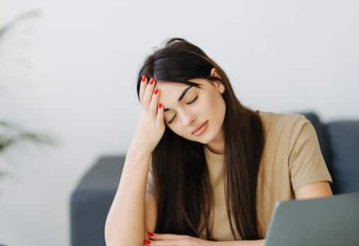 तनाव: ज्यादा स्ट्रेस लेने से हार्मोनल इंबैलेंस होता है, जिससे पिंपल्स और स्किन प्रॉब्लम्स बढ़ती हैं। रिलैक्स रहना जरूरी है.