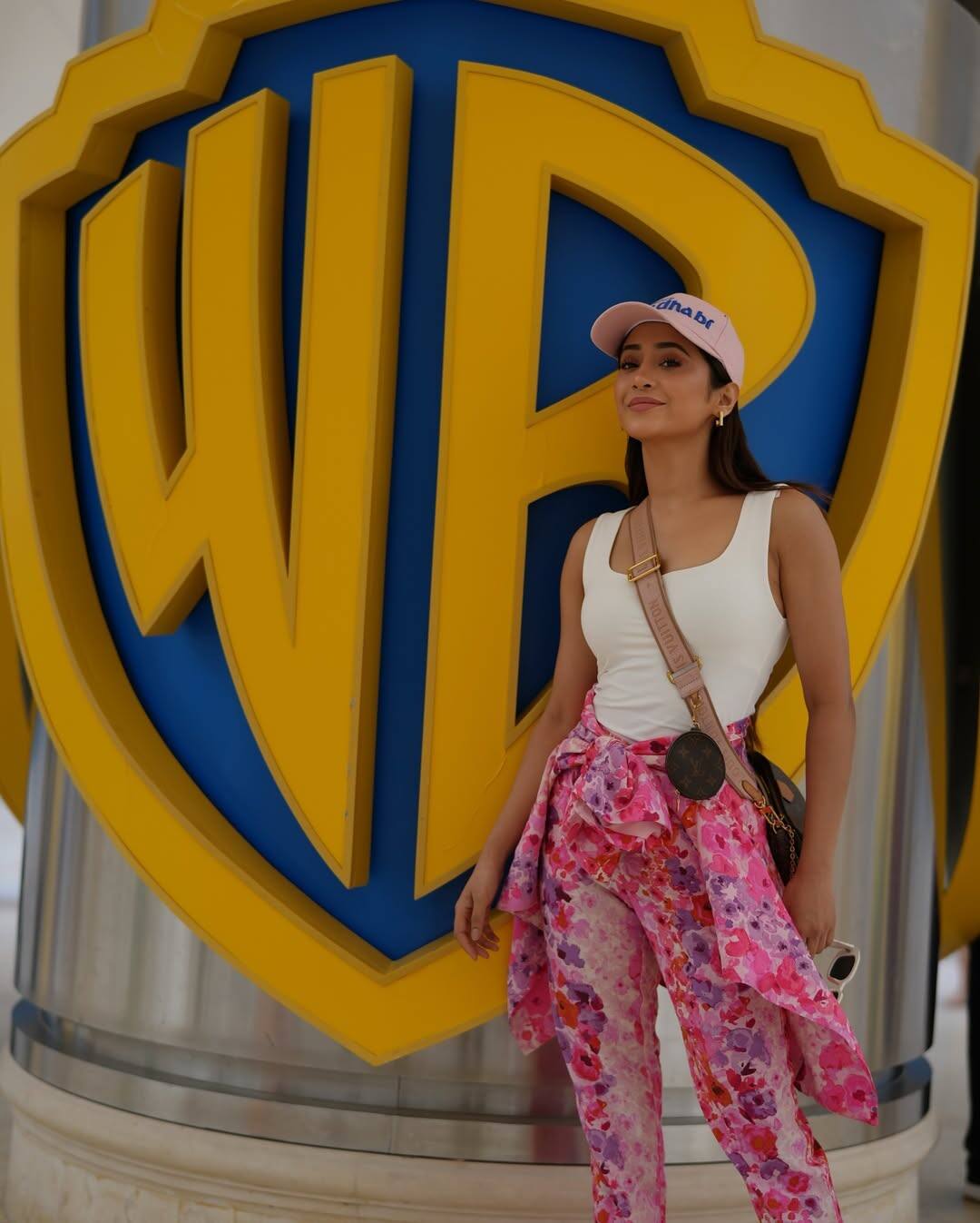 In this look, Shivangi has adopted a casual and cool look. He is wearing a white colored sleeveless top, which he has matched with pink and purple floral printed pants. The shirt of the same cloth is tied at the waist. To complete the look, he has carried pink cap, shoulder cross bags and sunglasses in his hand. Natural makeup gives this look travel-friendly vibe.