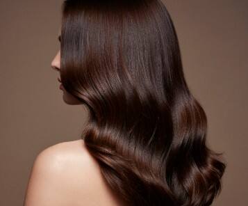 बालों में लाए नैचुरल शाइन: ग्लिसरीन बालों को सिर्फ हेल्दी ही नहीं बनाती, बल्कि उसमें नैचुरल शाइन भी जोड़ती है, जिससे हेयर सिल्की और आकर्षक दिखते हैं.