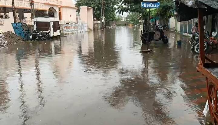 ભારે વરસાદને લઈ અનેક વિસ્તારોમાં પાણી ભરાયેલા જોવા મળી રહ્યા છે. વરસાદ બંધ થઈ ગયો હોવા છતા અનેક વિસ્તારો હજુ પણ પાણીમાં ગરકાવ છે.