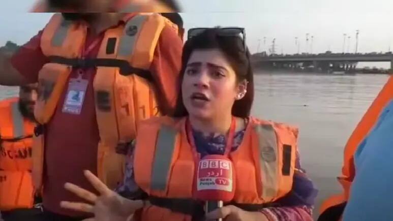 પાકિસ્તાની પત્રકારનો ફની વીડિયો વાયરલ, પૂરનું કવરેજ કરતાં-કરતાં બોલી- 'મેરા દિલ યૂં યૂં કર રહ્યાં હૈં' Pakistani journalists Dramatic and funny video goes viral than while covering floods he says My heart is beating fast પાકિસ્તાની પત્રકારનો ફની વીડિયો વાયરલ, પૂરનું કવરેજ કરતાં-કરતાં બોલી- 'મેરા દિલ યૂં યૂં કર રહ્યાં હૈં'