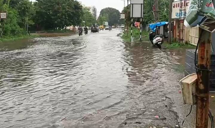 નડિયાદ અને આણંદ જિલ્લામાં વહેલી સવારથી જ વરસાદી માહોલ છે. ભારે વરસાદના કારણે ઉમરેઠથી નડિયાદને જોડતા હાઇવે ઉપર પાણી ફરી વળ્યા છે.