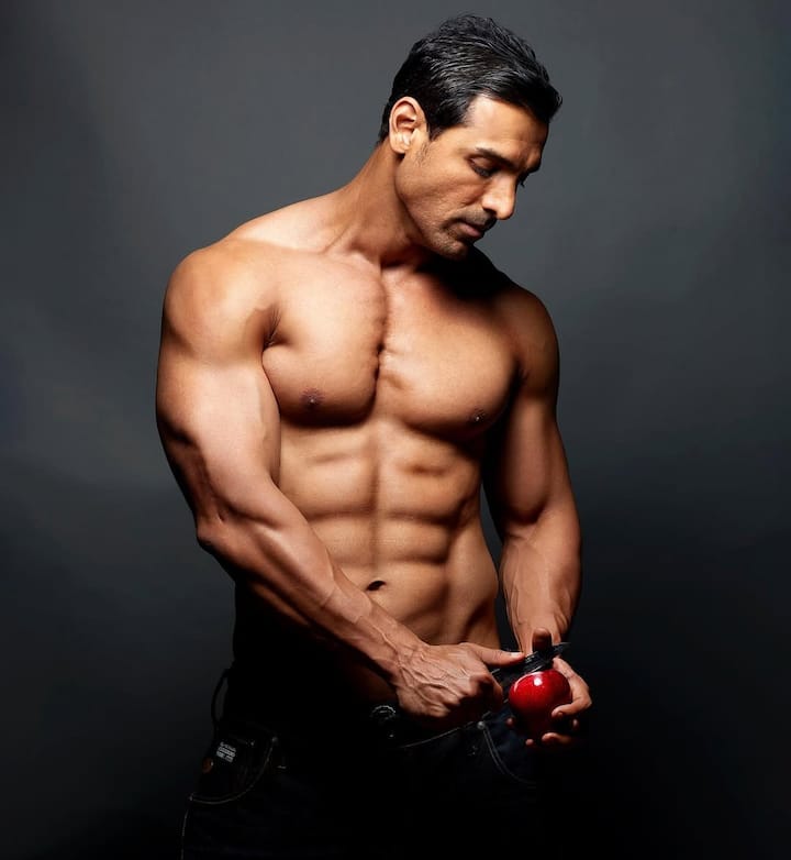 It is very difficult to guess his age by seeing John Abraham, who was once in a relationship with Bipasha Basu.