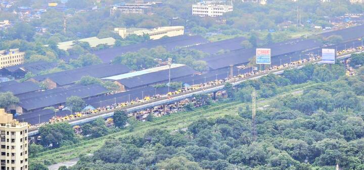 मागण्या पूर्ण होईपर्यंत मुंबई न सोडण्याचा मनोज जरांगेंनी निर्धार केला आहे.