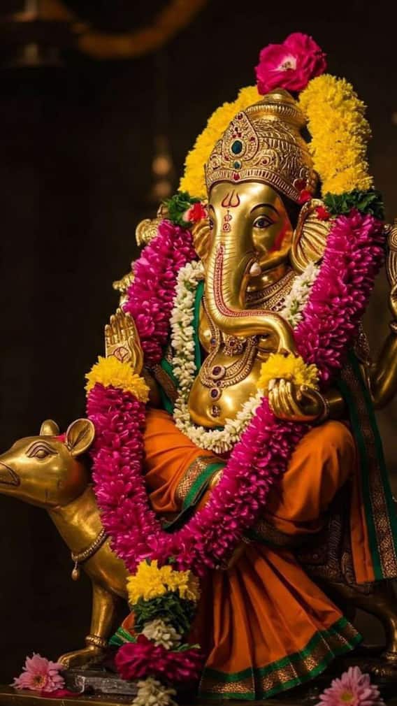 'या' सेलिब्रेटींच्या घरी गणपती बाप्पा विराजमान!