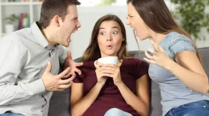 મિત્રો વચ્ચે ઘણી વાર મજાક-મસ્તી થાય છે. ઘણી વાર લોકો તેને હળવાશથી લે છે અને તરત જ ભૂલી જાય છે. પરંતુ ક્યારેક ગુસ્સામાં કે મજાકમાં બોલાયેલા કેટલાક શબ્દો પાછળથી મોટી મુશ્કેલી ઊભી કરી શકે છે. ભારતીય ન્યાય સંહિતા (BNS) હેઠળ હવે કોઈને ગાળો આપવી, ધમકી આપવી કે અપમાન કરવું એ માત્ર મજાક ગણાશે નહીં. જો કોઈ વ્યક્તિ ફરિયાદ કરે છે તો તમારી સામે કેસ નોંધાઈ શકે છે.