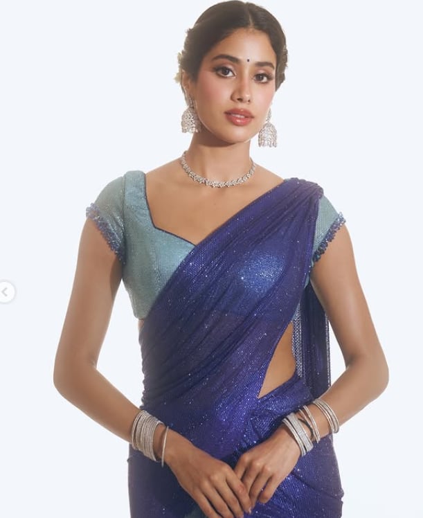 Matching Bindiya Jahnavi is adding beauty to the beauty of Jahnavi Kapoor with a blue color saree.