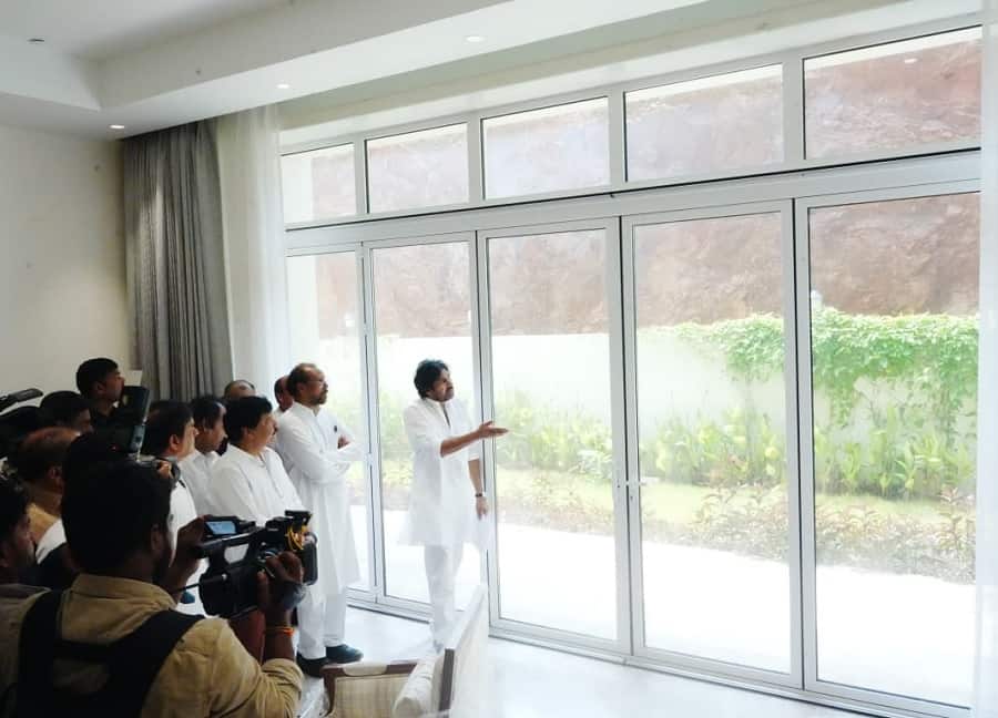 Pawan Kalyan Visits Rushikonda: పెచ్చులూడుతున్న రుషికొండ నిర్మాణాలు, లీకేజ్ అవుతుందన్న పవన్ కళ్యాణ్, కరెంట్ బిల్లు రూ.1.8 కోట్లు