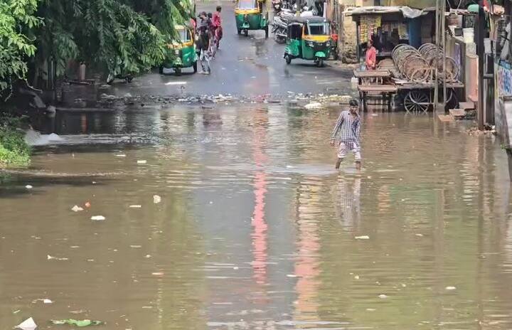 ખેડા: ખેડા જિલ્લામાં પણ વરસાદી માહોલ જામ્યો છે.  આજે વહેલી સવારથી જ ખેડા જિલ્લામાં ધોધમાર વરસાદ વરસી રહ્યો છે.  નડિયાદ શહેરમાં અત્યાર સુધીમાં ત્રણ ઇંચ જેટલો વરસાદ વરસ્યો છે.