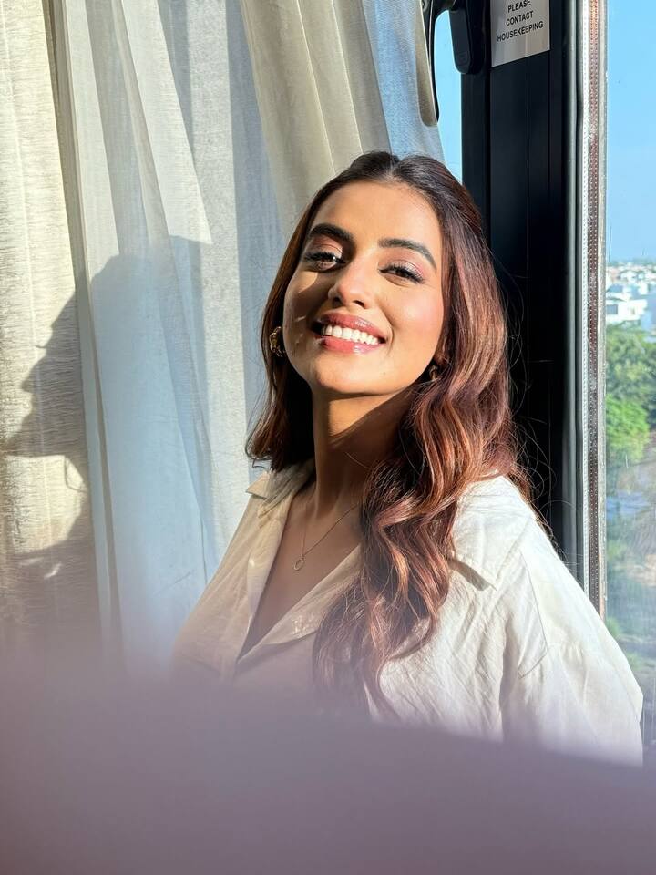 इस लुक में अक्षरा ने बहुत ही सिंपल लुक कैरी किया है. उन्होंने ऑफ-व्हाइट शर्ट पहनी है, जो उनके पूरे लुक को कैज़ुअल टच दे रही है. गले में हल्की-सी चेन और छोटे ईयररिंग्स उनके स्टाइल को मिनिमल बना रहे हैं. बालों को उन्होंने हल्के वेव्स में खुला रखा है. उनका मेकअप बहुत नैचुरल है, जिसमें हल्की ग्लोइंग बेस, पिंक लिपस्टिक और सटल आई-मेकअप शामिल है.