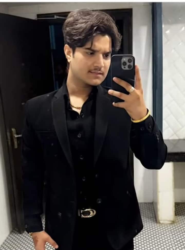 यूट्यूब पर अपने मजेदार वीडियोज के लिए मशहूर मृदुल तिवारी भी पढ़ाई में आगे रहे हैं. उन्होंने मेरठ यूनिवर्सिटी से ग्रेजुएशन की पढ़ाई पूरी की. पढ़ाई के बाद उन्होंने डिजिटल दुनिया में कदम रखा और अपने फनी कंटेंट से लाखों लोगों का दिल जीता.