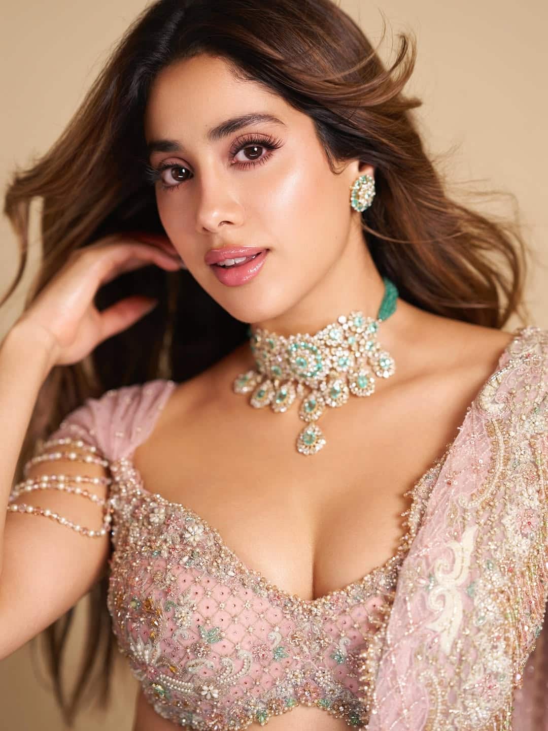 You can wear pendant bran with deepne blouses. Like Jahnavi Kapoor, you can make a step and upgrade your look by paying contrasting bran with your saree.