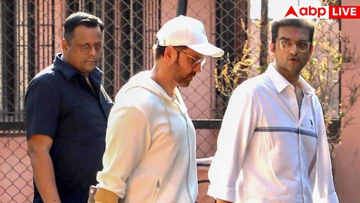 इस तरह हर 2-3 घंटे में सही खाना खाने से उनकी बॉडी का मास और एनर्जी दोनों मेंटेन रहते हैं. यही वजह है कि 51 की उम्र में भी Hrithik Roshan फिटनेस और लुक्स दोनों में बॉलीवुड के असली Greek God कहलाते हैं.