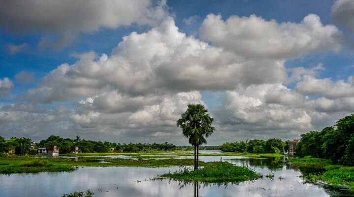 এই নিম্নচাপের সঙ্গে রয়েছে সমুদ্রপৃষ্ঠ থেকে প্রায় ৫.৮ কিলোমিটার উঁচুতে একটি ঘূর্ণাবর্ত। একই সঙ্গে মৌসুমি অক্ষরেখা গঙ্গানগর, শিবপুরী, দামোহ হয়ে বঙ্গোপসাগর পর্যন্ত বিস্তৃত। এর জেরে বাংলায় এখনও বৃষ্টির অনুকূল পরিস্থিতি বজায় রয়েছে।