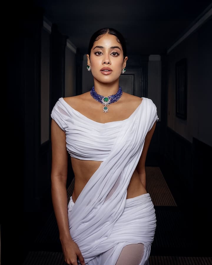 Jahnavi Kapoor has carried her simple white saree in a very stylish style. Along with this sari, she has paired the brake of contrasting blue color. While experimenting with his look, he has made his overall look very attractive with this blue choker. You can also do the limelight by following this styling tip of Jahnavi Kapoor with your simple outfit.