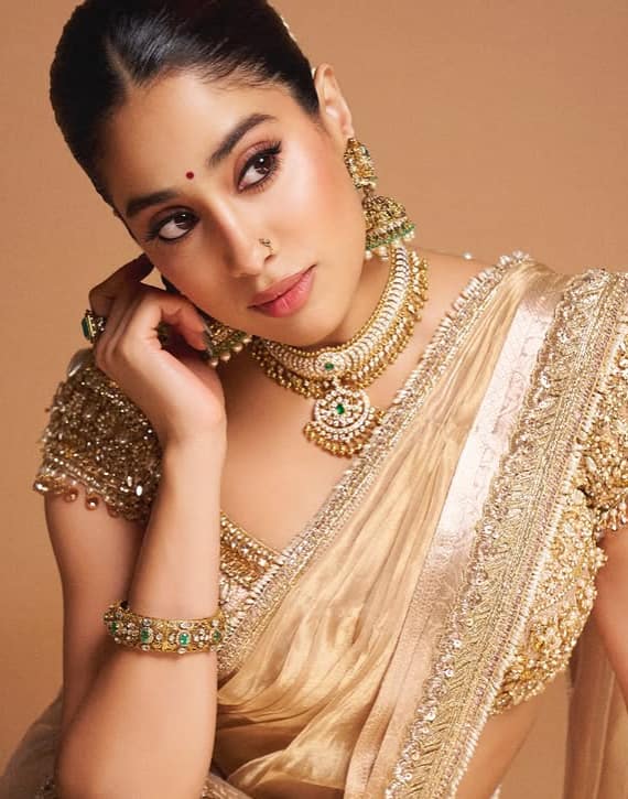 Jahnavi Kapoor is beautiful like her mother Sridevi and she looks nymph in Indian outfits. Whenever she wears a sari or lehenga, she definitely applies a dot. In this picture, actress is seen in a golden color lehenga. He has also worn a lot of jewelery but the eyes are stuck on his point.