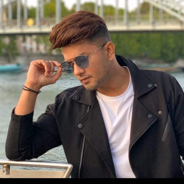 सोशल मीडिया की दुनिया के चर्चित नाम और कोरियोग्राफर आवेज दरबार भी पढ़ाई में पीछे नहीं रहे. उन्होंने मुंबई के एलटीएम कॉलेज से ग्रेजुएशन पूरा किया. इसके बाद उन्होंने सोशल मीडिया और डांस के जरिए अपनी अलग पहचान बनाई और अब बिग बॉस में अपनी मौजूदगी दर्ज करा रहे हैं.