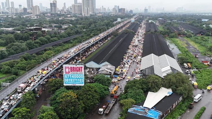 आज सकाळी मोठं शक्तिप्रदर्शन करत मनोज जरांगेंनी मुंबई गाठली.