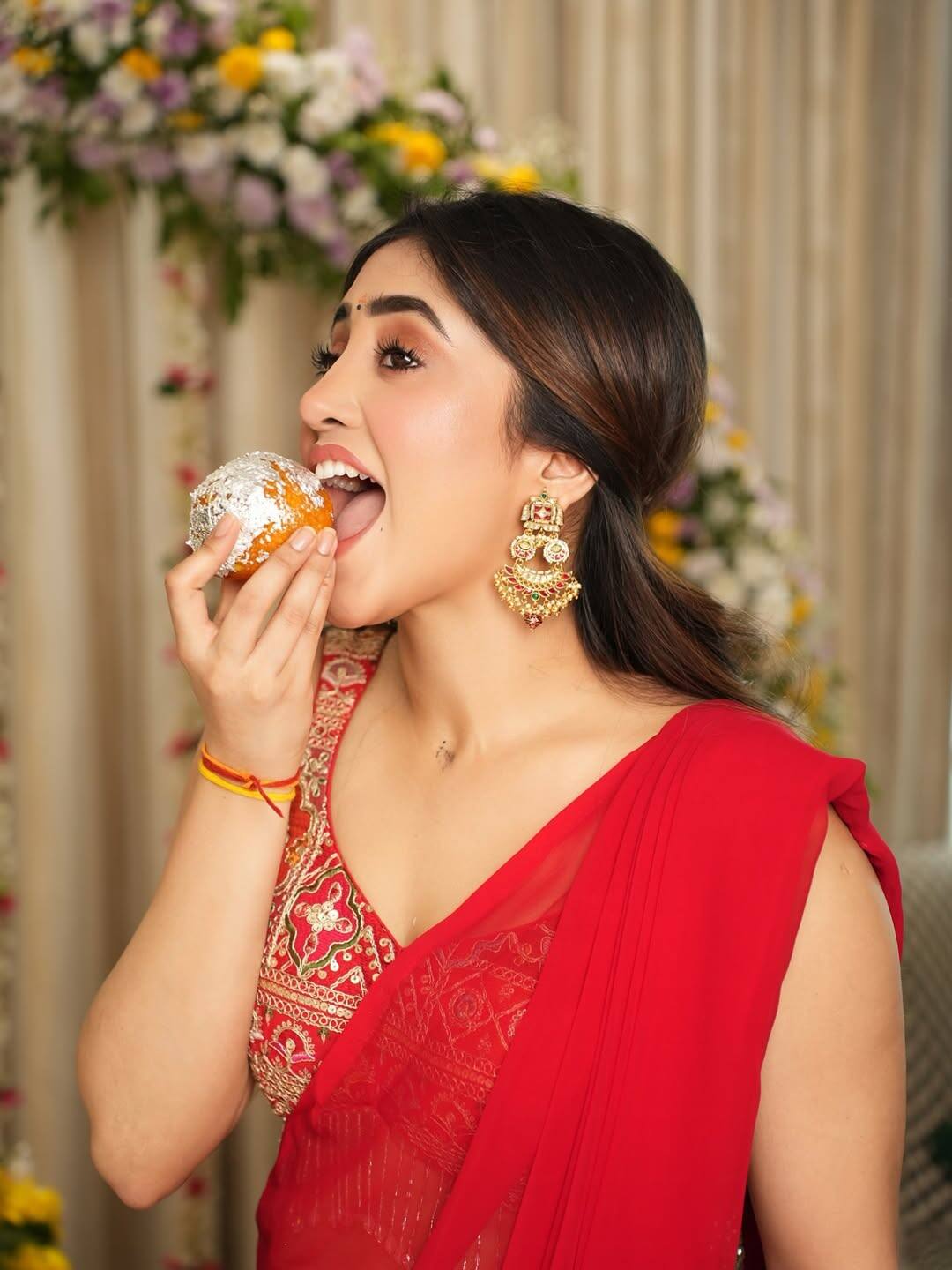 Seeing Laddu, Shivangi Joshi's happiness is on the seventh sky. This picture of the actress is becoming fiercely viral on social media.