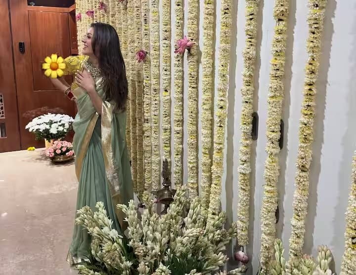 साड़ी में और भी खूबसूरत दिखने के लिए हंसिका ने नियॉन येलो ब्लाउज़ पहना है। उन्होंने बाल खुले रखे हैं, न्यूड मेकअप किया है और लाल चूड़ियाँ पहनी हैं। तस्वीरें शेयर करते हुए हंसिका ने कैप्शन में लिखा- बापा आप मेरे घर आ गए, आपका स्वागत है। गणपति बप्पा मोरया। बता दें कि एक्ट्रेस ने अपनी साड़ी कस्टमाइज़ करवाई है।