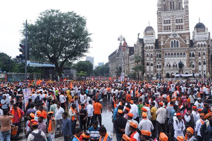 आझाद मैदानात 5 हजार जणांना परवानगी देण्यात आली असली तरी सकाळी अवघ्या काही मिनिटांमध्ये आझाद मैदान हे गर्दीने फुलून गेलं आहे.