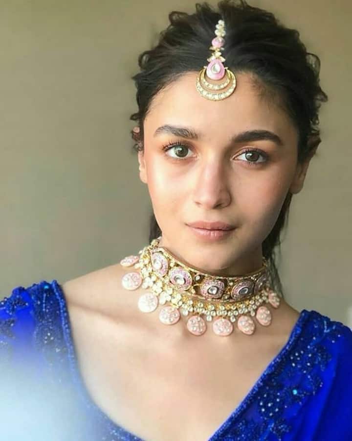 This Meenakari bran of Alia Bhatt looks gorgeous with her outfit. You can also recruit this look of Alia Bhatt in your special oxoation or function and praise you.