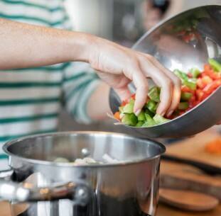 ਐਲੂਮੀਨੀਅਮ ਦੇ ਭਾਂਡਿਆਂ 'ਚ ਖਾਣਾ ਬਣਾਉਣ ਦੇ ਨੁਕਸਾਨ; ਅੱਜ ਤੋਂ ਹੀ ਬਣਾ ਲਓ ਦੂਰੀ