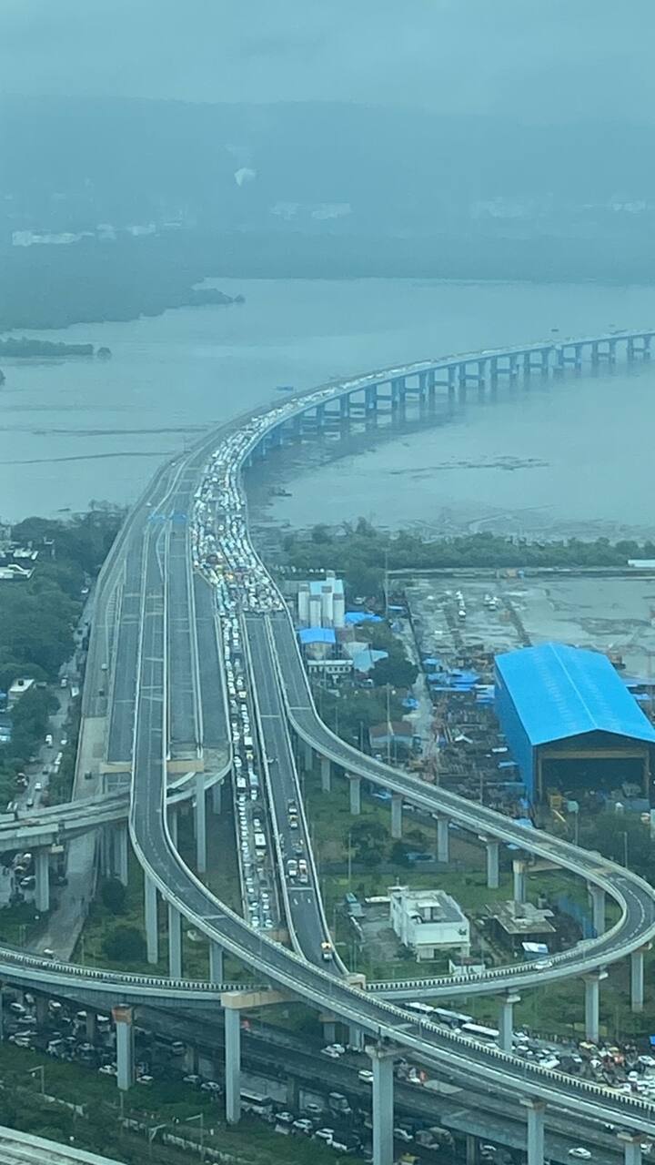 मराठा आंदोलकांचा ताफा अटल सेतूवरुन मुंबईत दाखल झाला.