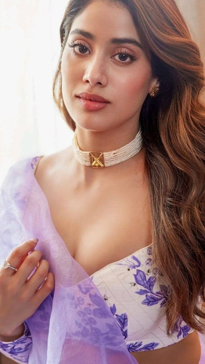 This pearl bran of Hasina with Deep V Neck blouse looks very cute. By carrying light earrings with this, you can make your overall look even more attractive.