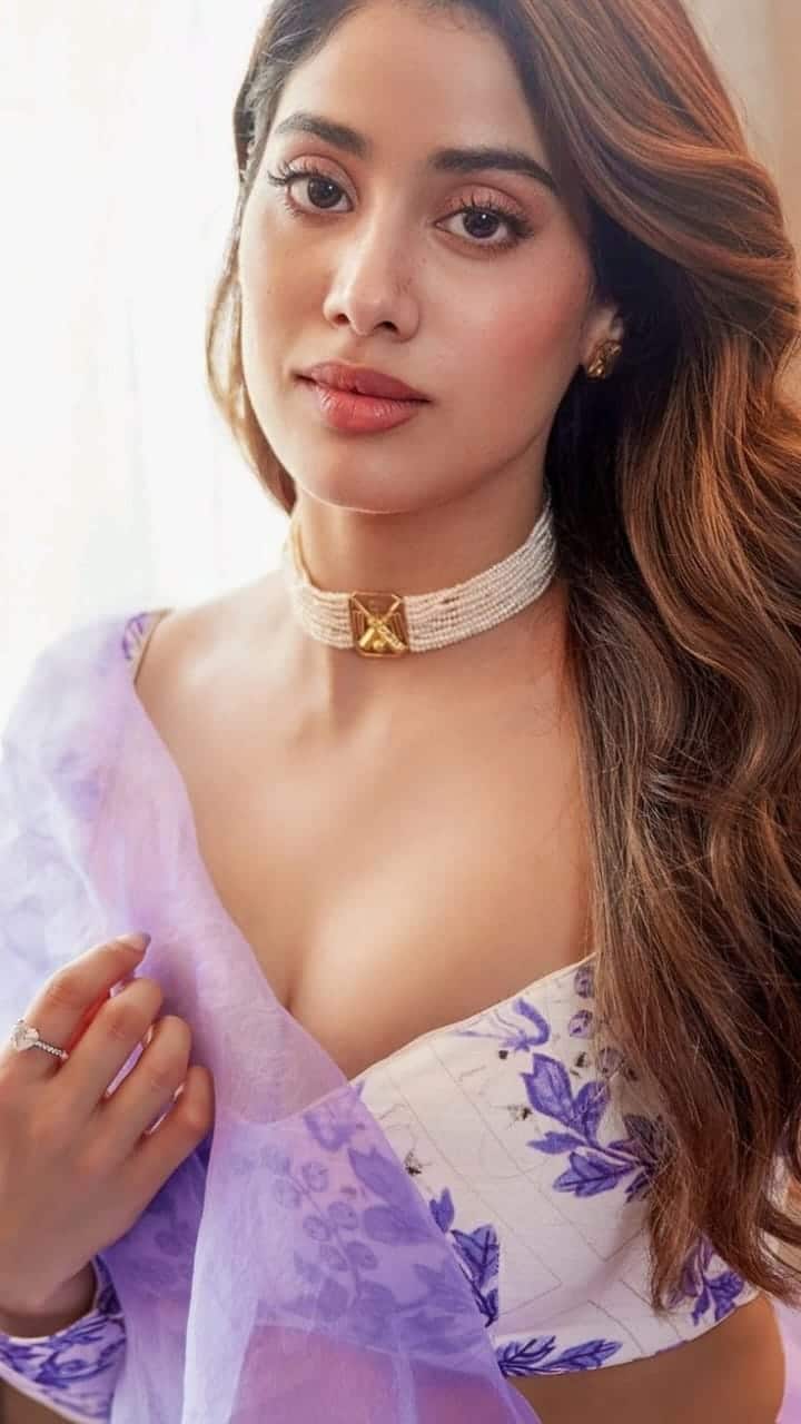 This pearl bran of Hasina with Deep V Neck blouse looks very cute. By carrying light earrings with this, you can make your overall look even more attractive.