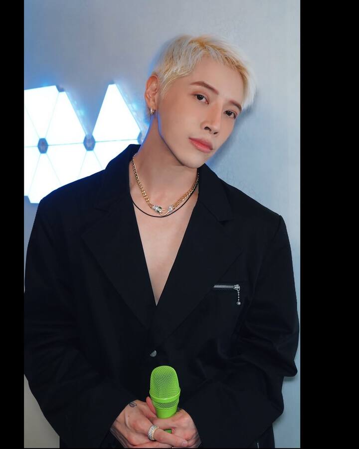 औरा- बिग बॉस 17 में के-पॉप सिंगर औरा ने एंट्री ली थी. शो में आने के बाद से ही औरा अपने अनोखे अंदाज़ और मज़ेदार एक्सप्रेशंस की वजह से चर्चा में रहे. उनकी स्टाइल और बोलने का तरीका दर्शकों को काफी अलग लगा. इतना ही नहीं, शो के दौरान उनके कई रिएक्शन और डायलॉग सोशल मीडिया पर वायरल हो गए, जिनसे बहुत मीम बनाए गए.