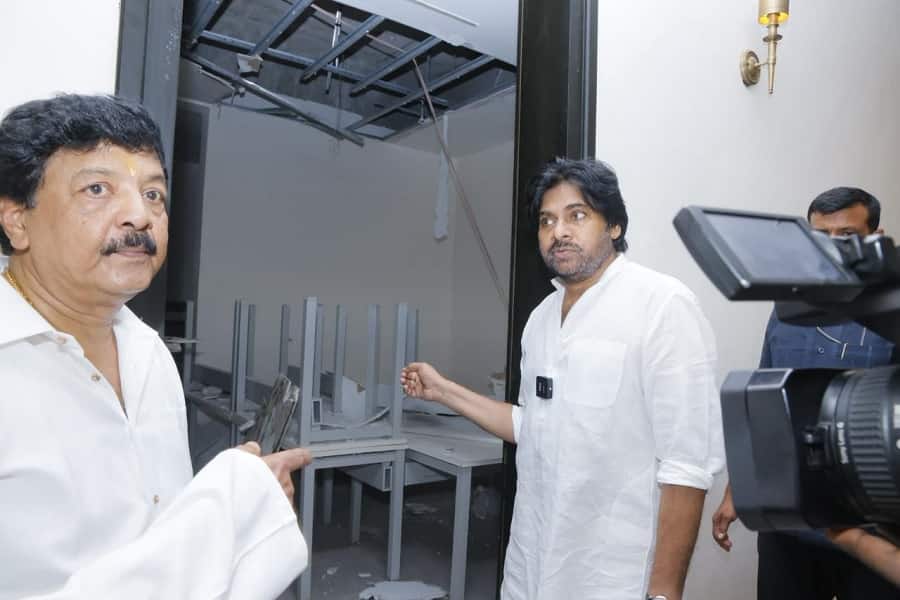 Pawan Kalyan Visits Rushikonda: పెచ్చులూడుతున్న రుషికొండ నిర్మాణాలు, లీకేజ్ అవుతుందన్న పవన్ కళ్యాణ్, కరెంట్ బిల్లు రూ.1.8 కోట్లు