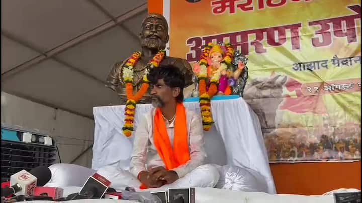दुसरीकडे मनोज जरांगे यांनी आझाद मैदानावर आमरण उपोषणाला सुरुवात केली असून यावेळी स्टेजवर छत्रपती शिवरायांसह गणरायाचीही स्थापना करण्यात आली आहे.