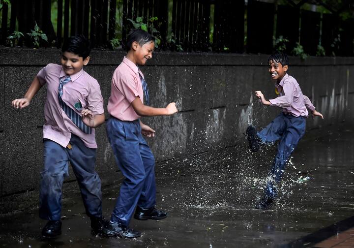 আকাশের মুখ ভার। ঝমঝমিয়ে বৃষ্টি শহরে। জেলায় জেলায় অবিরাম বর্ষণ। আবহাওয়া দফতর বলছে, নিম্নচাপ ছত্তীসগড়ে শক্তি হারাচ্ছে।