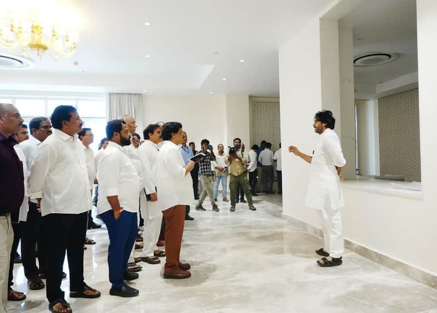 Pawan Kalyan Visits Rushikonda: పెచ్చులూడుతున్న రుషికొండ నిర్మాణాలు, లీకేజ్ అవుతుందన్న పవన్ కళ్యాణ్, కరెంట్ బిల్లు రూ.1.8 కోట్లు
