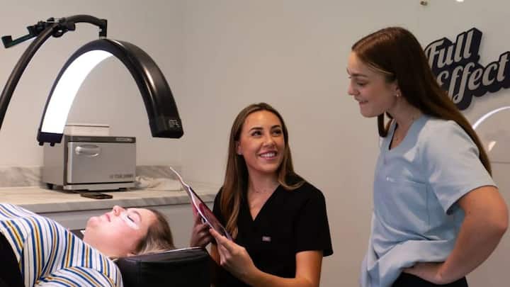 रिपोर्ट्स की मानें तो शुरुआती स्तर पर जो नर्सें अपनी पढ़ाई पूरी करने के बाद नौकरी शुरू करती हैं, उन्हें करीब 25,000 पाउंड सालाना वेतन मिलता है. यह रकम भारतीय रुपये में लगभग 26 लाख के आसपास होती है.