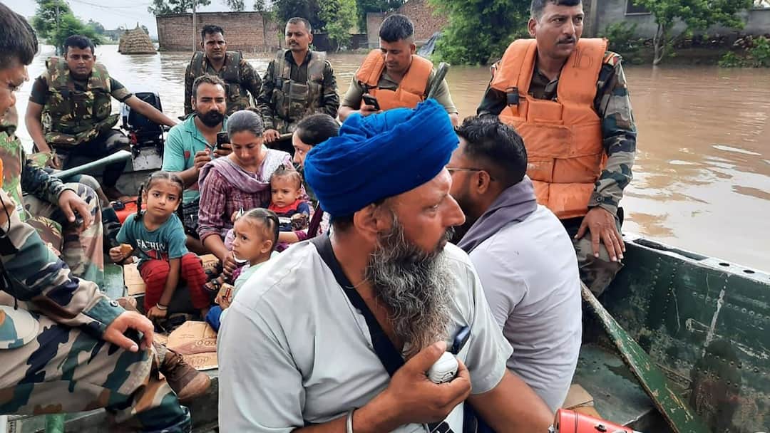 Punjab Rain: पटियाला में बारिश के कहर से उफान पर घग्गर नदी, बाढ़ का अलर्ट, गांववालों को चेतावनी punjab heavy rain patiala flood alert ghaggar sutlej beas and ravi river in spate Punjab Rain: पटियाला में बारिश के कहर से उफान पर घग्गर नदी, बाढ़ का अलर्ट, गांववालों को चेतावनी