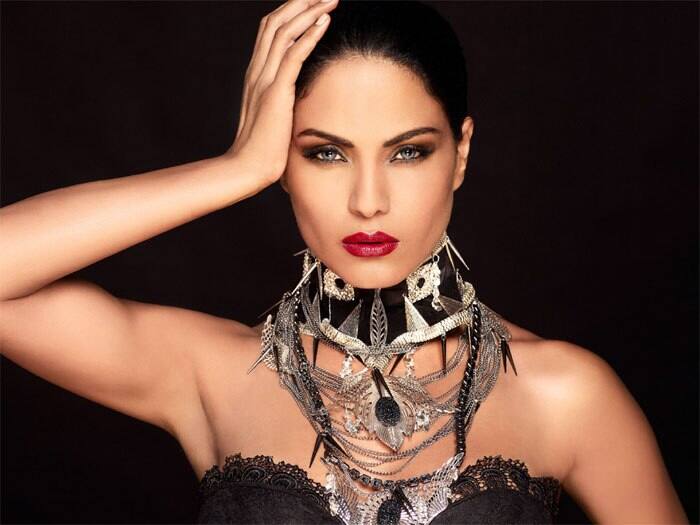 Veena Malik- Pakistani actress Veena Malik was seen as a contestant in Bigg Boss 4. She remained a part of the discussion with her entry in the show. Veena was known for her impeccable style and she maintained the same style at home. Most of the headlines were with her and Ashmit Patel with a close bond. The romance of both caught the media and the audience a lot.