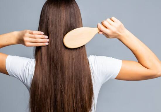 हेयर ग्रोथ को बढ़ावा: नियमित रूप से ग्लिसरीन लगाने से स्कैल्प में ब्लड सर्कुलेशन बेहतर होता है, जिससे हेयर ग्रोथ तेज होती है.